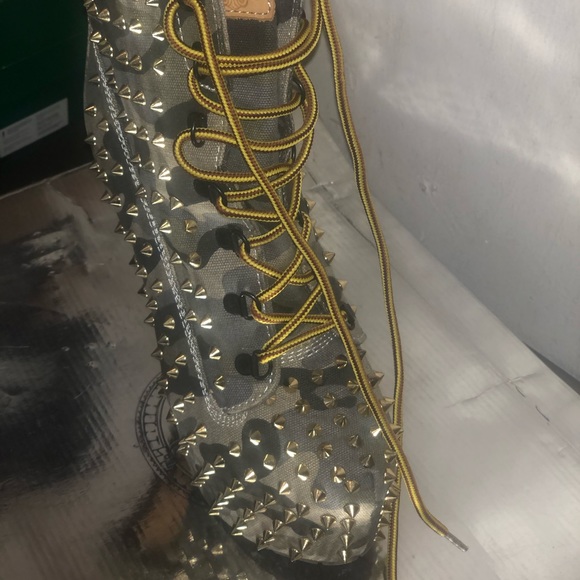 Shoes - Picture 2 of 6